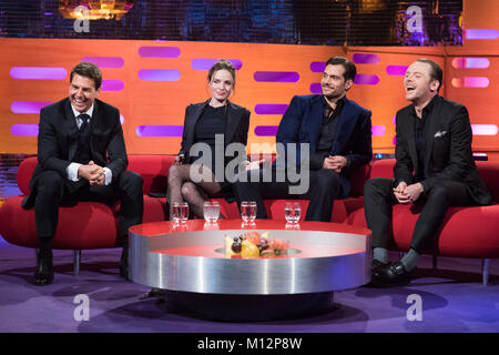 (Da sinistra a destra) Tom Cruise, Rebecca Ferguson, Henry Cavill e Simon Pegg durante le riprese del Graham Norton Show at The London Studios, Londra Sud, che sarà in onda su BBC One il venerdì sera. Foto Stock