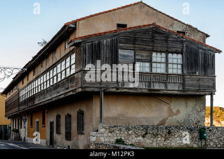 Il vecchio e la vecchia tipica casa asturiana con balconi in legno e punti di vista del villaggio di Llanes, Asturias, Spagna, Europa Foto Stock