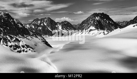 Vista aerea di neve e la Icefield Eagle alimentazione ghiacciaio Chugach State Park in Alaska centromeridionale. Foto Stock