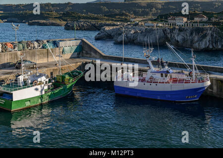 Porto di pesca marina. Villaggio di Pescatori di Llanes, Mare cantabrico, Asturias, Spagna Europa Foto Stock