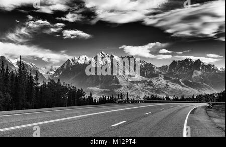 Luce della Sera sul Chugach Mountains lungo il Glenn autostrada centromeridionale in Alaska. Foto Stock