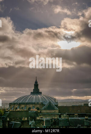 Vista del tetto di McEwan Hall, Università di Edimburgo graduazione hall, con moody cielo scuro e il flusso di luce, Edimburgo, Scozia, Regno Unito Foto Stock