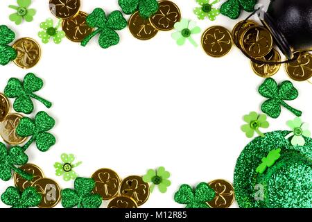 Il giorno di San Patrizio telaio isolato su uno sfondo bianco. Vista sopra con la pentola d'oro, trifogli e leprechaun hat. Foto Stock