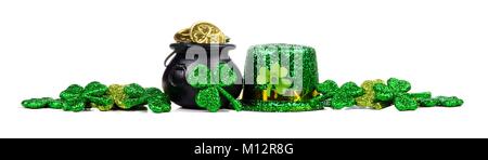 Il giorno di San Patrizio pentola d'oro, trifogli e leprechaun hat. Lungo confine su uno sfondo bianco. Foto Stock