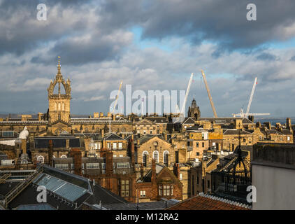 Vista di Tron Kirk guglia, tetti e gru in skyline, CENTRO CITTÃ di Edimburgo, Scozia, Regno Unito Foto Stock