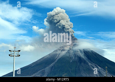 Brgy Buyoan, Padova, Albay City, Filippine. Gennaio 25, 2018. Vulcano mostra la sua bellezza, fascino ed è scoppiata questa mattina presto a 7:59 am con ceneri vulcaniche cade e flusso di lava mentre la Mt. Eruzione Mayon., dal punto di vista del l'Aeroporto di Legaspi, Albay, Bicol a gennaio 25, 2018. L'Istituto filippino di vulcanologia e sismologia (PHILVOLCS) dichiarati numero di avviso 8 e una più ampia della zona di pericolo a 8 chilometri dopo le esplosioni la continua attività attive del vulcano di questo passato diversi giorni. Credito: PACIFIC PRESS/Alamy Live News Foto Stock