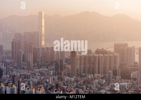 Fitta alto appartamenti nella penisola di Kowloon vista dal Beacon Hill in serata, Hong Kong Foto Stock