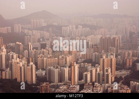 Fitta alto appartamenti nella penisola di Kowloon vista dal Beacon Hill in serata, Hong Kong Foto Stock