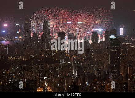 Fitta alto appartamenti nella penisola di Kowloon vista dal Beacon Hill in serata, Hong Kong Foto Stock