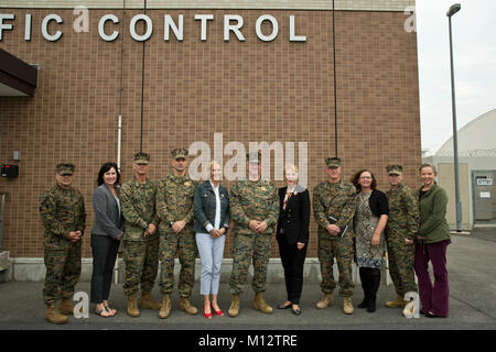 L'Assistente Comandante del Marine Corps gen. Glenn M. Walters, medio, e sua moglie, Gail Walters, centro a destra, posa per una Foto Stock