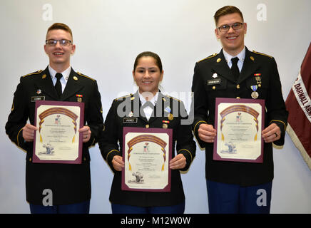 Pfc. Austin Lewis, Charlene Perez e Jake Serrano-McEwen posano con i loro certificati a una cerimonia di consegna dei diplomi che ha riconosciuto il loro completamento della seconda fase dell'esercito del medico di tecnici di laboratorio (68K) avanzato programma di allenamento individuale a CRDAMC. (U.S. Esercito Foto Stock