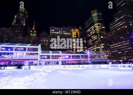 Piste di pattinaggio su ghiaccio di New York City, Bryant Park Foto Stock