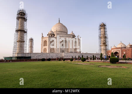 Vista iconica del Taj Mahal una delle meraviglie del mondo, Agra, India Foto Stock