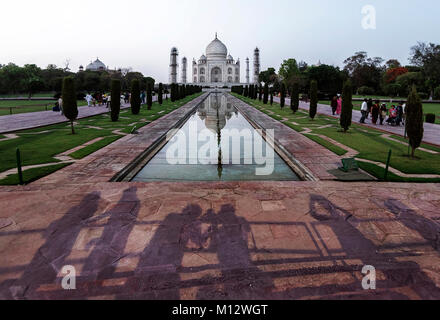 Vista iconica del Taj Mahal una delle meraviglie del mondo, Agra, India Foto Stock