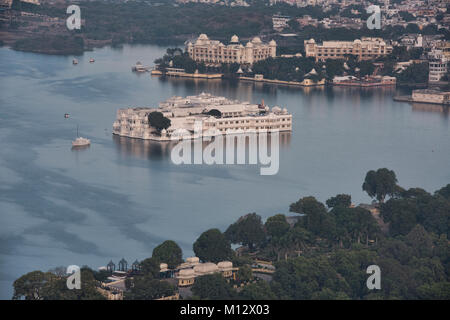 La splendida Jag Niwas Lake Palace Hotel sul Lago Pichola, Udaipur, Rajasthan, India Foto Stock