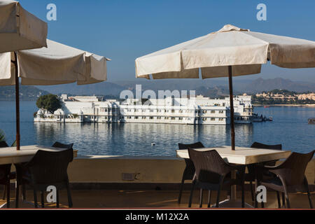 La splendida Jag Niwas Lake Palace Hotel sul Lago Pichola, Udaipur, Rajasthan, India Foto Stock