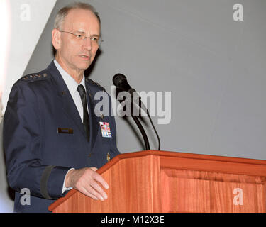 Lt. Gen. Mark Ediger, chirurgo generale della Air Force, parla durante la United States Air Force Scuola di Medicina Aerospaziale Centennial celebrazione di compleanno a Wright-Patterson Air Force Base in Ohio, Gennaio 19, 2018. Lt. Gen. Ediger ha il potere di prendere decisioni che riguardano la fornitura di servizi medici e di sviluppare piani e programmi e le procedure di assistenza a livello mondiale servizio medico missioni. (U.S. Air Force Foto Stock