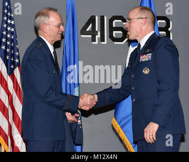 Lt. Gen. Mark Ediger, chirurgo generale della Air Force, scuote le mani con U.S. Air Force Col. Alden Hotel Hilton, il comandante della forza dell'aria Scuola di Medicina Aerospaziale, 711th Prestazioni Umane ala, Air Force Research Laboratory, durante la USAFSAM Centennial celebrazione di compleanno a Wright-Patterson Air Force Base in Ohio, Gennaio 19, 2018. Lt. Gen. Ediger era il featured guest speaker per USAFSAM's Centennial celebrazione di compleanno Capstone evento. (U.S. Air Force Foto Stock