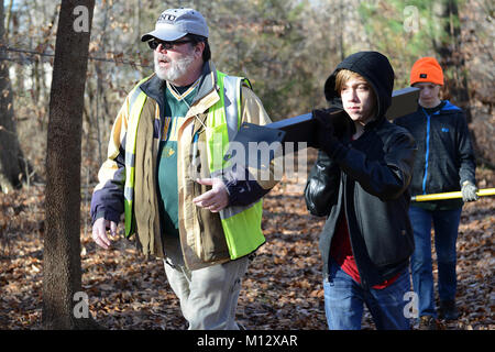 Il dottor Christopher McDaid, 733rd CED elemento ambientale archeologo passeggiate con il Fort Eustis Boys Scout Troop 45 membri per installare educativo segni ambientali lungo il sentiero natura, situato su Monroe Avenue dietro la Jacobs Conference Center a base comune Langley-Eustis, Virginia, 20 gennaio, 2018. L'elemento è stato assegnato una sovvenzione per $5.7K nel riconoscimento del pubblico nazionale di terre giorno per incoraggiare non solo di volontariato per progetti ambientali, ma anche per promuovere utilizzando nazionali e i parchi statali e altre terre pubbliche, per attività educative e ricreative come bene. (U.S. Air Force Foto Stock