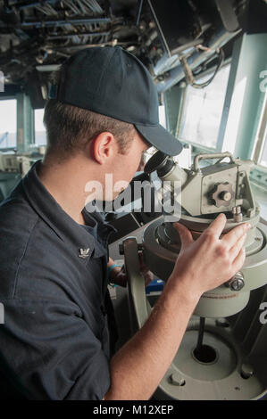 Oceano Pacifico (GEN. 21, 2018) di Boatswain Mate 3° di classe Daniel Lynch, un nativo di Detroit, legge la nave il cuscinetto utilizzando un alidada telescopico sul ponte a bordo dell'assalto anfibio nave USS America (LHA 6) America, parte dell'America anfibio gruppo pronto, con avviato xv Marine Expeditionary Unit, è di ritorno da 7 mesi di distribuzione per gli Stati Uniti 3a, 5 e 7 settori della flotta delle operazioni. (U.S. Navy Foto Stock