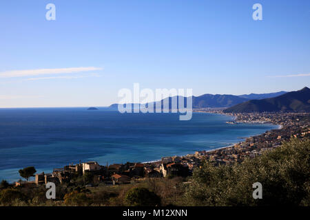 Vista di Borgio da Crosa village, Savona Liguria, Italia Foto Stock