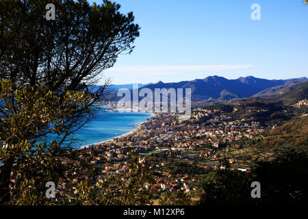 Vista di Borgio dalla Chiesa village, Savona Liguria, Italia Foto Stock