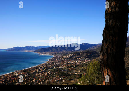 Vista di Borgio dalla Chiesa village, Savona Liguria, Italia Foto Stock