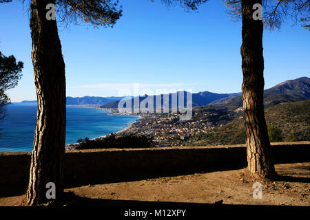 Vista di Borgio dalla Chiesa village, Savona Liguria, Italia Foto Stock