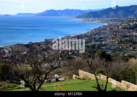 Vista di Borgio Verezzi dal villaggio, Savona Liguria, Italia Foto Stock