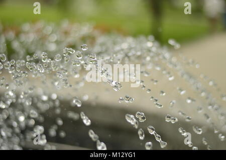 Piccolo e lucido di gocce di acqua di una fontana Foto Stock
