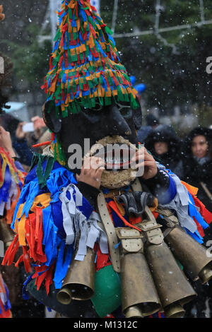 Festival dei giochi Masquerade Surova in Breznik, Bulgaria Foto Stock