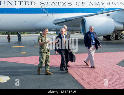 BASE COMUNE DI PEARL HARBOR-HICKAM, Hawaii (GEN. 25, 2018)-Adm. Harry Harris, comandante della U.S. Pacifico Comando (USPACOM), ha una conversazione con gli Stati Uniti Il Segretario della Difesa James Mattis al suo arrivo a Hickam Airfield. Segretario Mattis è stata sul viaggio nell'USPACOM area di responsabilità, dove ha incontrato i capi di Stato e di governo di Indonesia e Vietnam per discutere di sicurezza e di interessi condivisi. (U.S. Navy foto di comunicazione di massa 2a classe James Mullen/rilasciato) Foto Stock