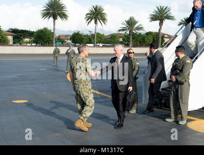 BASE COMUNE DI PEARL HARBOR-HICKAM, Hawaii (GEN. 25, 2018)-Adm. Harry Harris, comandante della U.S. Pacifico Comando (USPACOM), saluta U.S. Il Segretario della Difesa James Mattis al suo arrivo a Hickam Airfield. Segretario Mattis è stata sul viaggio nell'USPACOM area di responsabilità, dove ha incontrato i capi di Stato e di governo di Indonesia e Vietnam per discutere di sicurezza e di interessi condivisi. (U.S. Navy foto di comunicazione di massa 2a classe James Mullen/rilasciato) Foto Stock