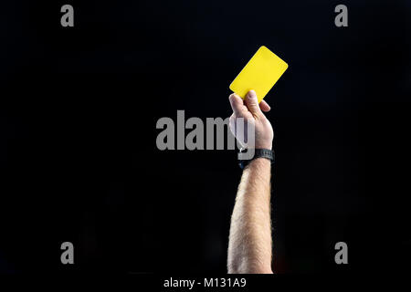 Arbitro mano con scheda gialla Foto Stock