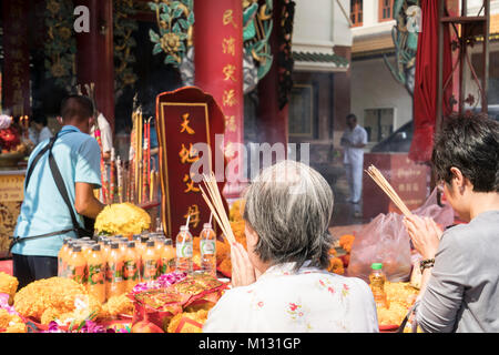 Fedeli nel tempio Cinese a Chinatown a Bangkok, in Thailandia Foto Stock