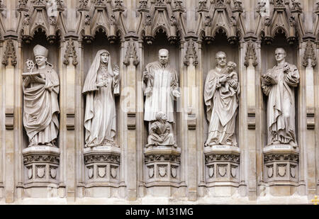 Westminster Abbey facciata dettaglio con 20esimo secolo dei martiri cristiani Janani Luwum, gran duchessa Elisabetta di Russia, Martin Luther King Jr., Oscar Rom Foto Stock