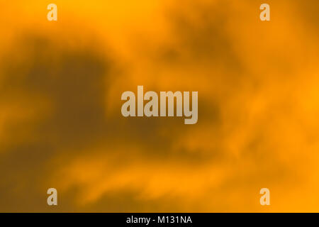 Colorate arancio naturale sky cloudscape durante il sorgere del sole al mattino Foto Stock