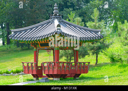 Pagoda per la meditazione in un parco della città Foto Stock