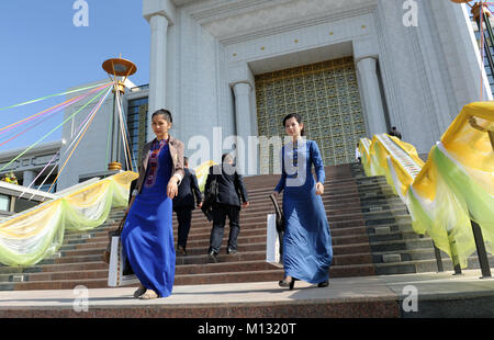 La vita quotidiana del popolo turkmens nelle strade della capitale del Turkmenistan Ashgabat Foto Stock