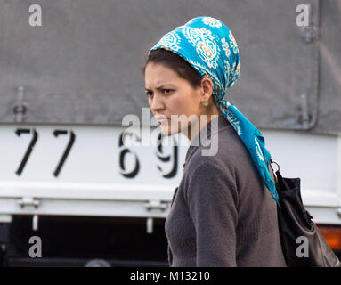 La vita quotidiana del popolo turkmens nelle strade della capitale del Turkmenistan Ashgabat Foto Stock