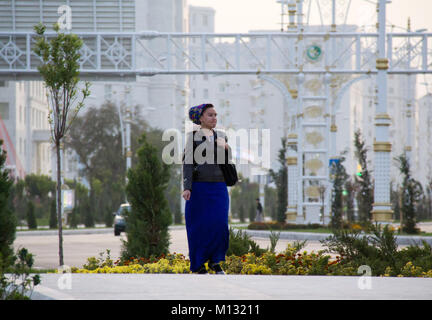 La vita quotidiana del popolo turkmens nelle strade della capitale del Turkmenistan Ashgabat Foto Stock