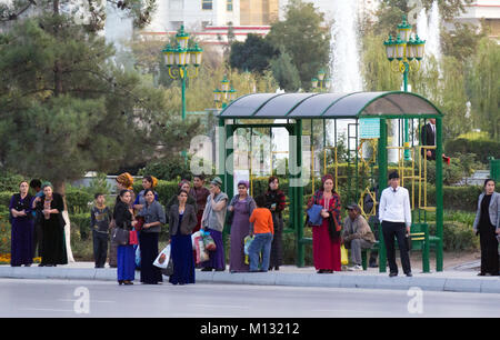 La vita quotidiana del popolo turkmens nelle strade della capitale del Turkmenistan Ashgabat Foto Stock