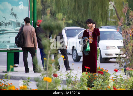 La vita quotidiana del popolo turkmens nelle strade della capitale del Turkmenistan Ashgabat Foto Stock