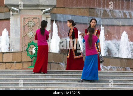 La vita quotidiana del popolo turkmens nelle strade della capitale del Turkmenistan Ashgabat Foto Stock