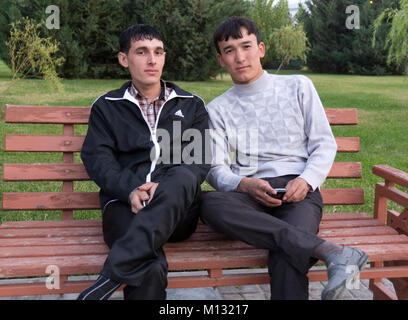 La vita quotidiana del popolo turkmens nelle strade della capitale del Turkmenistan Ashgabat Foto Stock