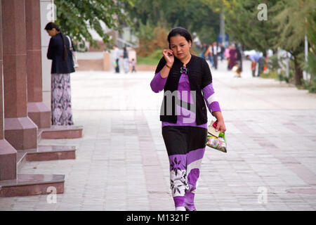 La vita quotidiana del popolo turkmens nelle strade della capitale del Turkmenistan Ashgabat Foto Stock