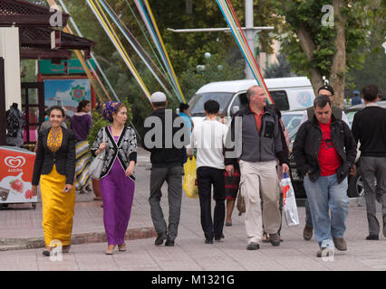 La vita quotidiana del popolo turkmens nelle strade della capitale del Turkmenistan Ashgabat Foto Stock