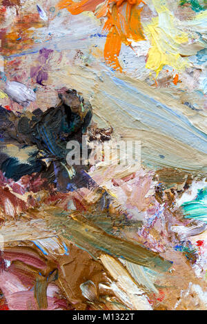 La vibrante multi-colore olio artisti tavolozza di vernice Foto Stock