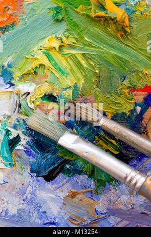 La vibrante multi-colore olio artisti tavolozza di vernice Foto Stock