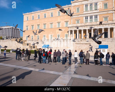 Atene, Grecia - MARZO 28, 2016: turisti guardando le guardie presidenziali di fronte al parlamento greco Foto Stock